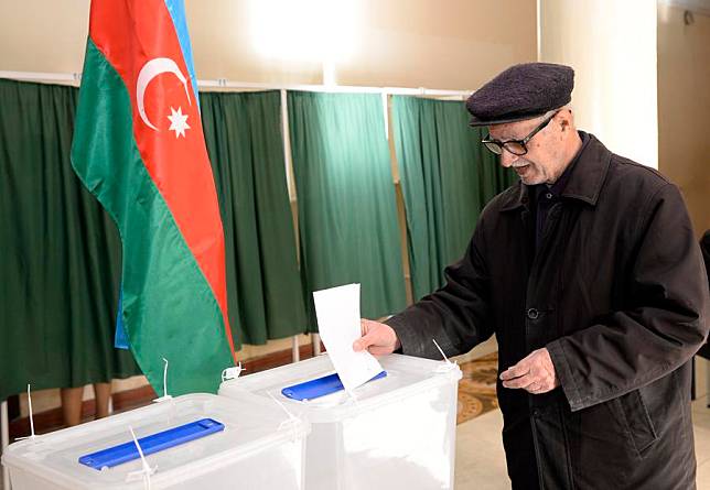 A man casts his vote during the presidential elections at a polling station in Baku, April 11, 2018. (Photo by Tofiq Babayev/Xinhua)