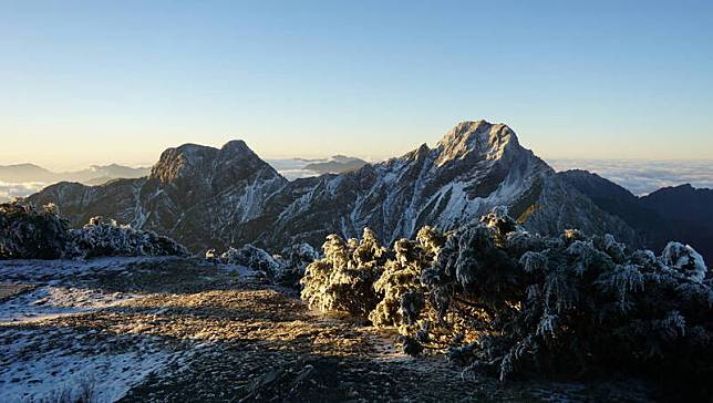 玉山積雪一公分，今天清晨從玉山北峰的玉山氣象站望向玉山主峰、東峰，明顯可見積雪，能見度良好。(氣象署提供)