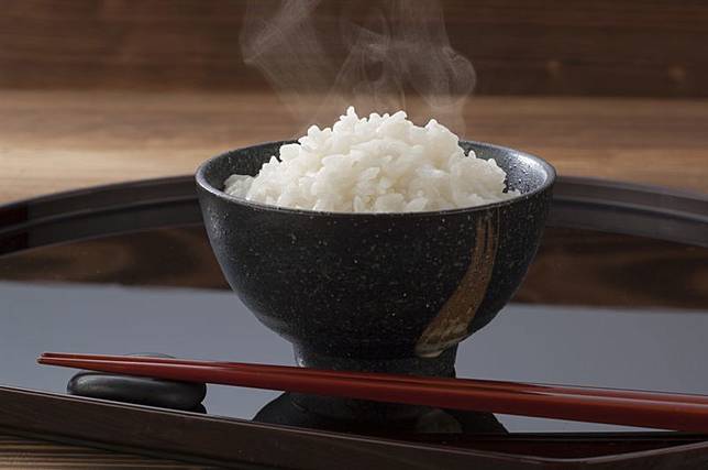 日本家事網站指出，微波隔夜飯時可加入冰塊，就能讓米飯恢復如新鮮烹煮般的濕潤鬆軟。（示意圖，photoAC）