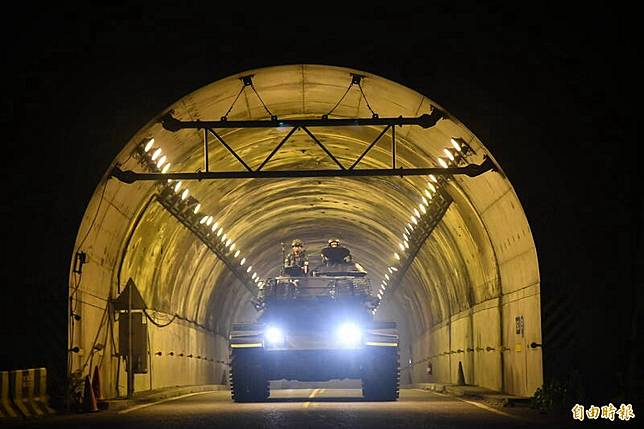 M-60A3戰車行駛在隧道內，考驗官兵膽識及駕駛技術。(記者游太郎攝)