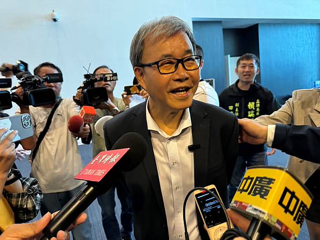 教育部長鄭英耀今天接受聯訪時表示，不鼓勵學生交流只想到中國，這樣一個帽子我承擔不起。（圖：溫蘭魁攝）
