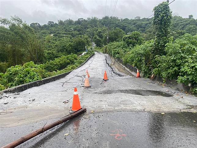 早在今年7月因凱米颱風來襲道路坍方破損，日前才緊急搶修恢復通行，豈料又斷了。（圖／翻攝畫面）