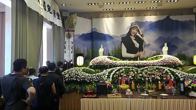 病逝的台灣第一位變性歌手、本名吳俊華的唐飛告別式，今天上午在嘉義縣水上鄉嘉雲寶塔舉行，為其坎坷傳奇人生劃下句點。記者魯永明／攝影