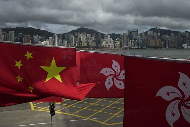 2022年6月17日，香港懸掛中國國旗與香港的紫荊旗慶祝回歸25週年。（美聯社）