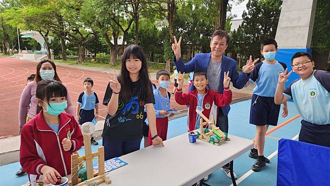 翁子國小6年級學生規劃能源園遊會，設計各式能源關卡與教具。（中市教育局提供）