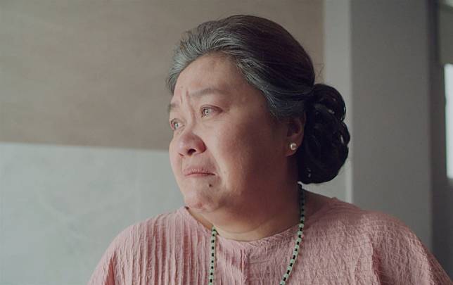 《我的婆婆2》掀「老人養老人」話題，鍾欣凌體驗銀髮養生村，坦言看海久還是會傷心。（公視提供）