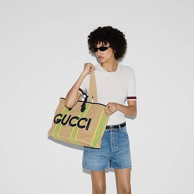 模特兒演繹LARGE TOTE BAG WITH GUCCI EMBROIDERY。