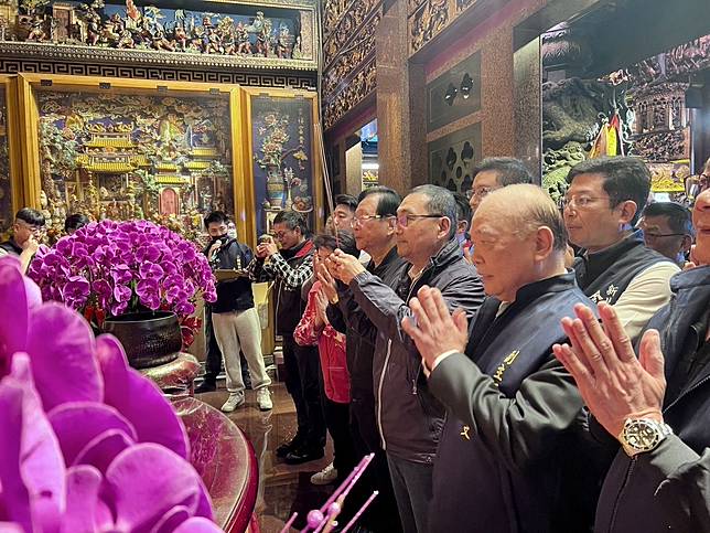 新北市長侯友宜至中和烘爐地參拜。(新北市民政局提供)