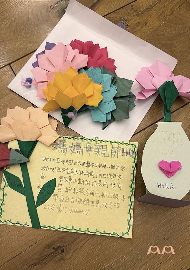 賈靜雯分享女兒們送的母親節卡片。翻攝IG @alyssachia