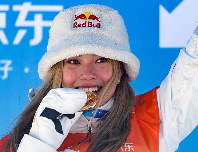 Gold medalist Gu Ailing of China celebrates during the award ceremony for the women's halfpipe final at the FIS Freeski World Cup in Zhangjiakou, north China's Hebei Province, on Dec. 7, 2024. (Xinhua/Luo Yuan)