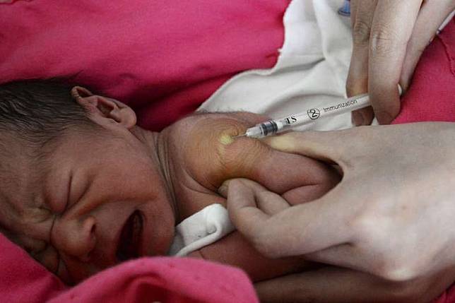 中國近來爆發生技公司生產疫苗涉嫌造假、效價不達標的嚴重公衛醜聞，人心惶惶（美聯社）