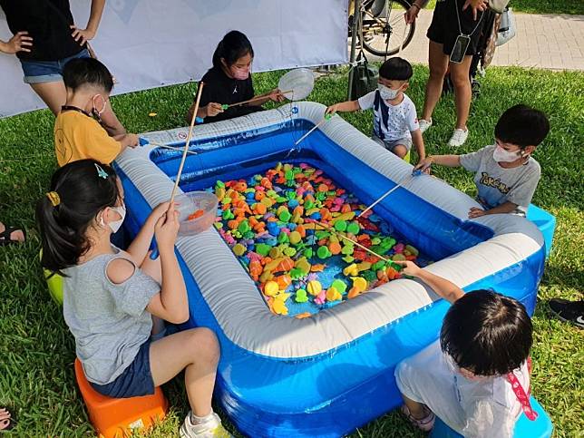 台北市赤峰商圈永續發展協會於13日在建成公園辦理「赤峰草地音樂會 」活動，將現場打造成童趣園遊會，還有各種手作體驗市集讓親子可以「憶起」童趣時光。（北市商業處提供）