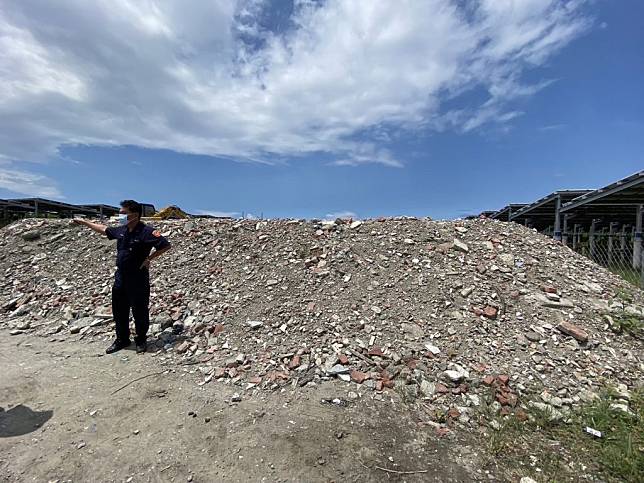 民眾反映東港警分局員警於私人土地堆置廢棄物，經查並未發現有影響環境情事，警方已請地主儘速移除。（記者鄭伯勝翻攝）