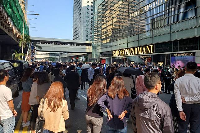Crowds gather on Pedder Street in Central at Friday lunchtime. Photo: Chris Lau