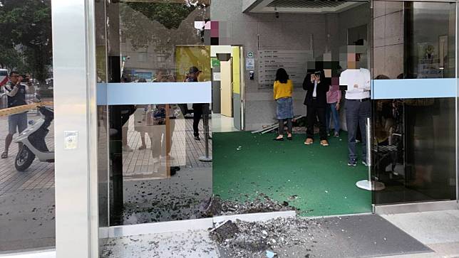數位發展部辦公廳舍遭受槍擊，現場玻璃門碎裂。讀者提供