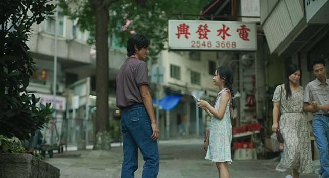 片中吳慷仁（左一）在1997年將女兒許可兒（左二）從湖南接到香港生活。（甲上娛樂提供）