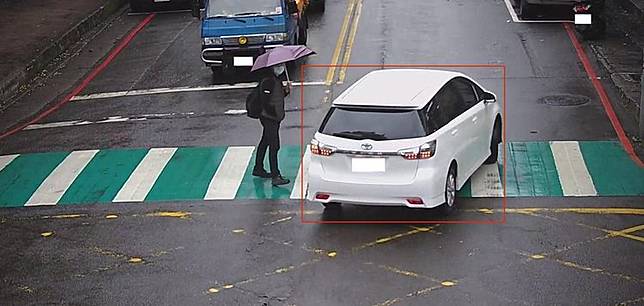 用路人開車未禮讓行人，汐止區明峰街與中興路口等校園周邊道路科技執法將開罰。警方提供