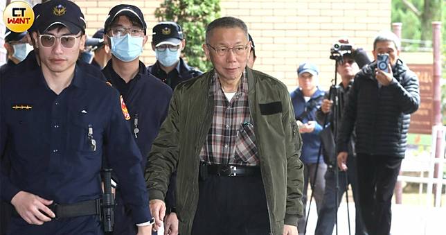 柯文哲凌晨1點08分抵達台北看守所　住多人舍房
