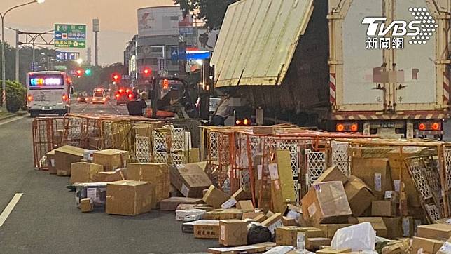 楠陽路與朝新路口有貨車載運大量貨物散落於楠陽路慢車道。（圖／TVBS）