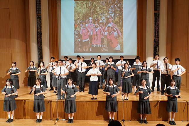 同學間相互支持扶助、互相提醒成就完美的演出。 