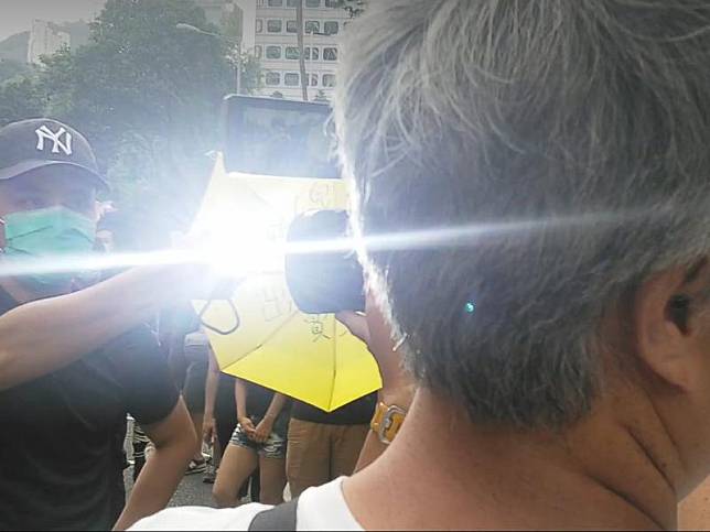 有示威者用閃光燈照向攝影師 (商台新聞 文采揚攝)