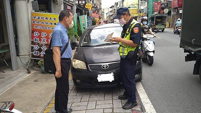 新化警方加強取締老街的違規停車。（記者黃文記翻攝）