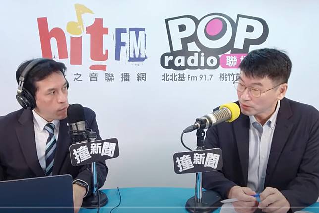 陸委會副主委梁文傑（右）7月1日接受POP Radio「POP撞新聞」主持人黃暐瀚（左）專訪，談到賴清德政府的兩岸關係與大陸政策。（截自YouTube）