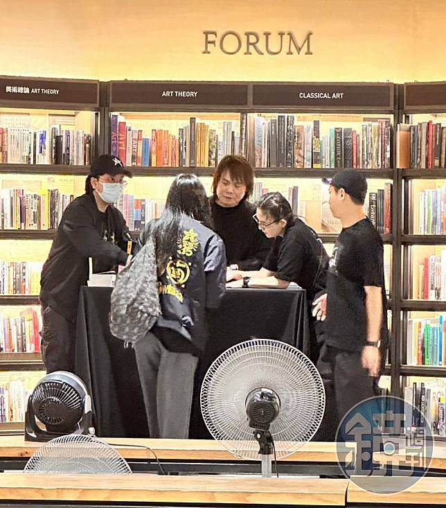 伍佰一身黑色造型，出現在唯一一場簽書會。（讀者提供）
