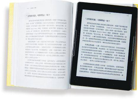 紙電同步——讀墨負責媒體聯繫的Leslie表示，不少紙本書都同步推出電子書版本。（讀墨提供）