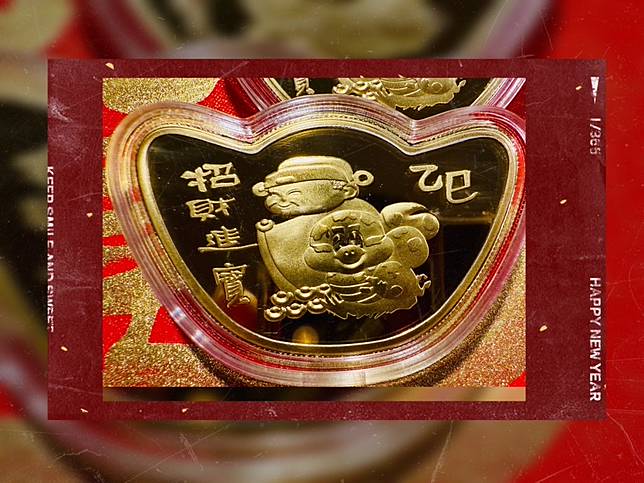 學甲區頭港鎮安宮新春點燈祈福，贈送「福德爺紀念金元寶金幣」。 （廟方提供）