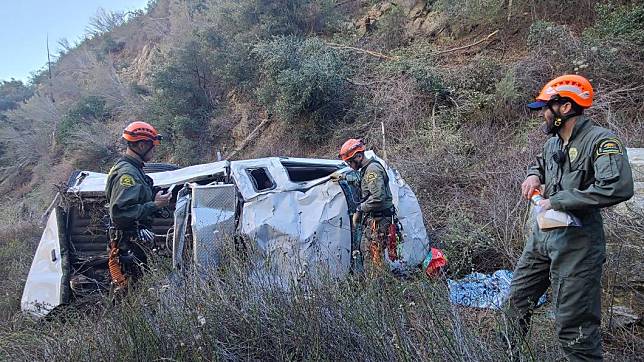 美國加州有名婦女開車翻落峽谷後受困4天奇蹟獲救。（圖／翻攝自Facebook@San Dimas Mountain Rescue Team）
