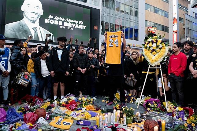 湖人隊球迷26日聚集悼念NBA球星布萊恩身亡。（湯森路透）