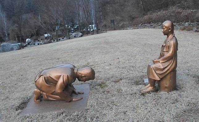 南韓自生植物園近日設置「男子向慰安婦下跪謝罪」的雕像引起熱議，由於其中一尊銅像被質疑神似日本首相安倍晉三，更挑起兩國間的敏感神經。   圖：翻攝自한국자생식물원臉書
