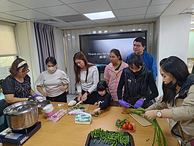 瑞莎帶領學員製作菲律賓的傳統料理酸湯。圖：桃園市服務站提供