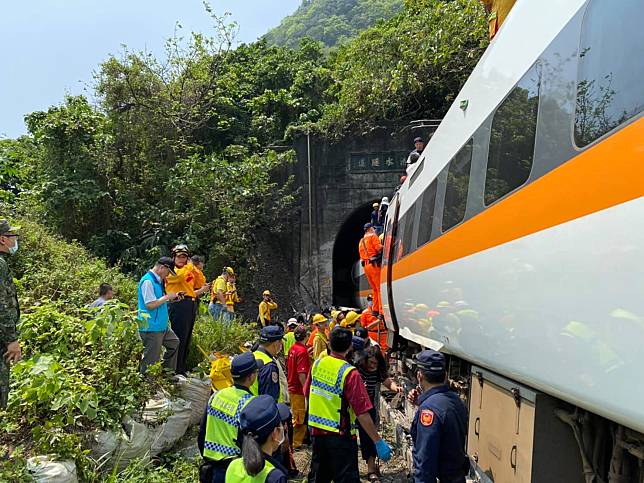 太魯閣號於清水隧道發生出軌意外，台鐵表示，最快4/20恢復通車。   圖：翻攝自海巡署東部分署臉書