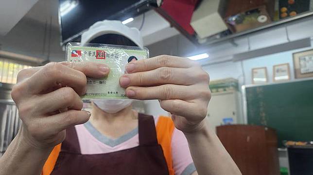 高雄女監受刑人57歲阿萍5月考過烘焙麵包丙級檢定，成為女監中檢定最高齡過關受刑人。她8日受訪秀出證照表示，要做孫女眼中的「魔法阿嬤」。中央社記者洪學廣攝115年7月8日