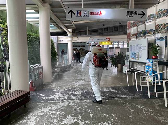 2名確診者都有搭乘台鐵通勤的狀況，新竹縣政府環保局針對被捲入的火車站進行環境大消毒。(圖由竹縣府提供)
