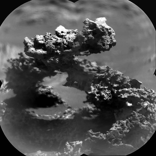 美國國家航空暨太空總署（NASA）火星探測車好奇號（Curiosity）近日在蓋爾坑（Gale Crater）發現一座天然石拱門。   圖：取自Paul Hammond推特