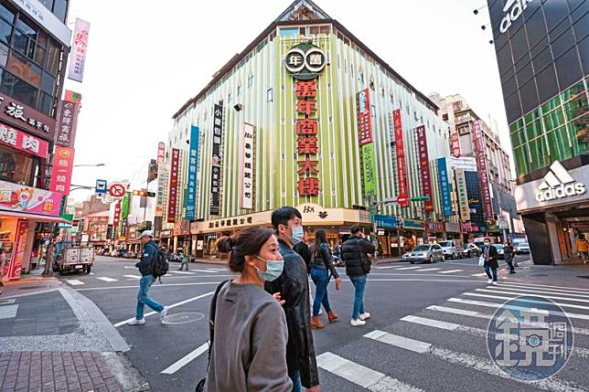 著名的西門町萬年大樓、台北市豪景飯店，就是侯政廷一手打造。