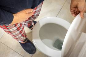 尿尿分岔亂噴？泌尿科醫揭「正常vs異常」差別這種情況真的不對勁 ...