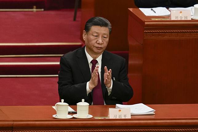2024年3月5日。中國國家主席習近平在中國北京人民大會堂舉行的全國人民代表大會開幕式上致以鼓掌。（美聯社）