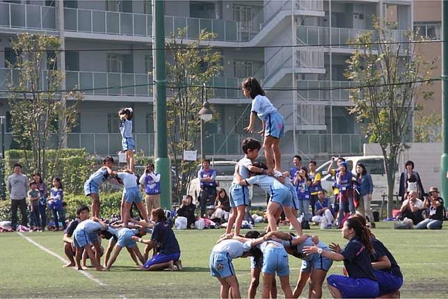 ภาพการต่อพิระมิดมนุษย์ (การต่อตัวขึ้นไป4 ชั้นโดยใช้นักเรียนอนุบาลทั้งหมด10 คน) <a href=