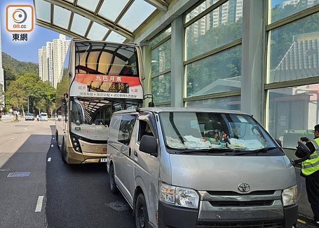 巴士撞向客貨車車尾。(張開裕攝)