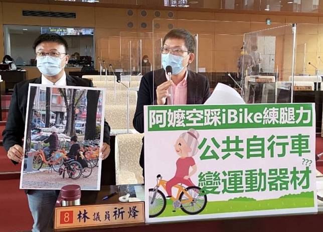 台中市有阿嬤將iBike當成飛輪，直接在停車架上空踩 ，台中市議員林祈烽（右）、施志昌（左）要求市府設置告示牌，禁止空踩，以免損壞車體，危及下一名使用者的安全。 （林祈烽提供） 中央社記者趙麗妍傳真 110年8月10日  
