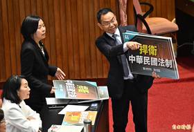 民眾黨團總召陳清龍(右)。(記者劉信德攝)