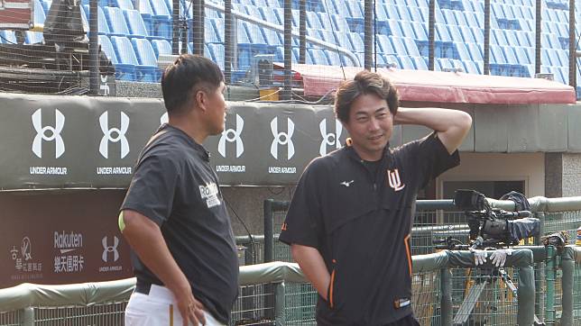 獅隊開季不振，總教練林岳平（右）對守備調度有些傷腦筋。記者藍宗標／攝影