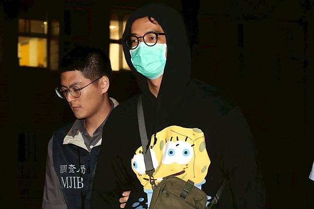 律師鄭鴻威涉組「詐騙集團軍師」替詐團車手辯護、洩密，獲利上千萬元，去年被台北地檢署起訴；檢調查出又有四名律師涉入，再度搜索約談，鄭鴻威（右）訊後以廿萬元交保。記者林伯東／攝影