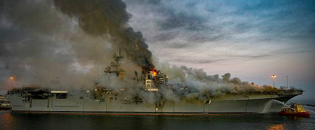美國海軍黃蜂級兩棲登陸艦「好人理查號」（USS Bonhomme Richard）當時遭到縱火。   圖：翻攝自維基百科（資料照）