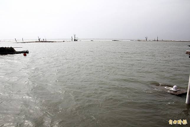 白水湖壽島海岸旁一處「台灣最美馬桶」，滿潮時也在海水中。(記者林宜樟攝)