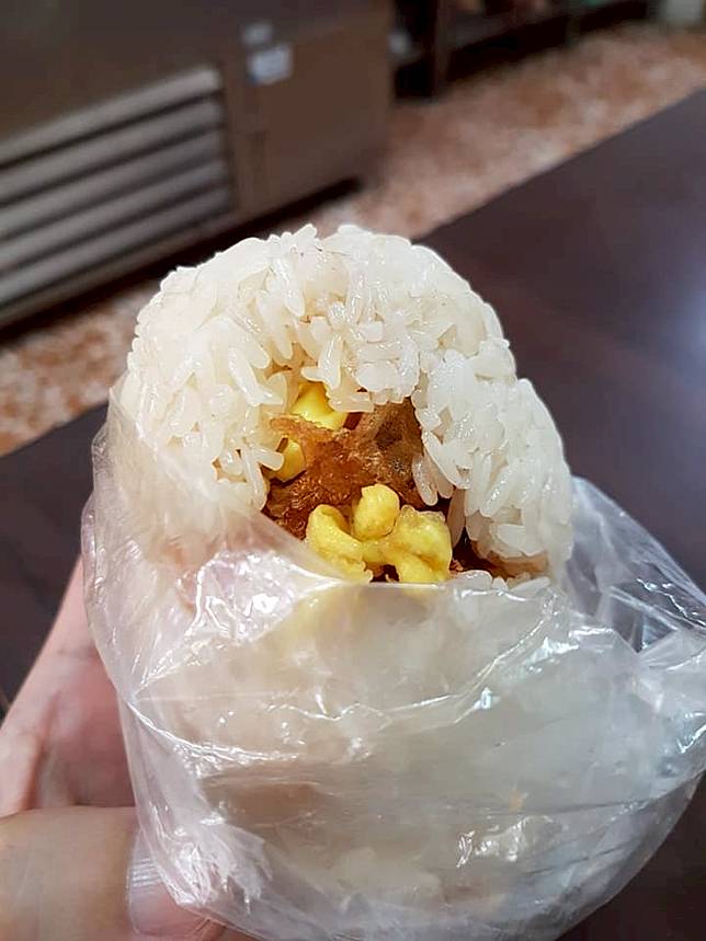 ▲古早味飯團也是我的心頭好，剛包好時非常燙手。(圖/過上好日子-邱俊智) 